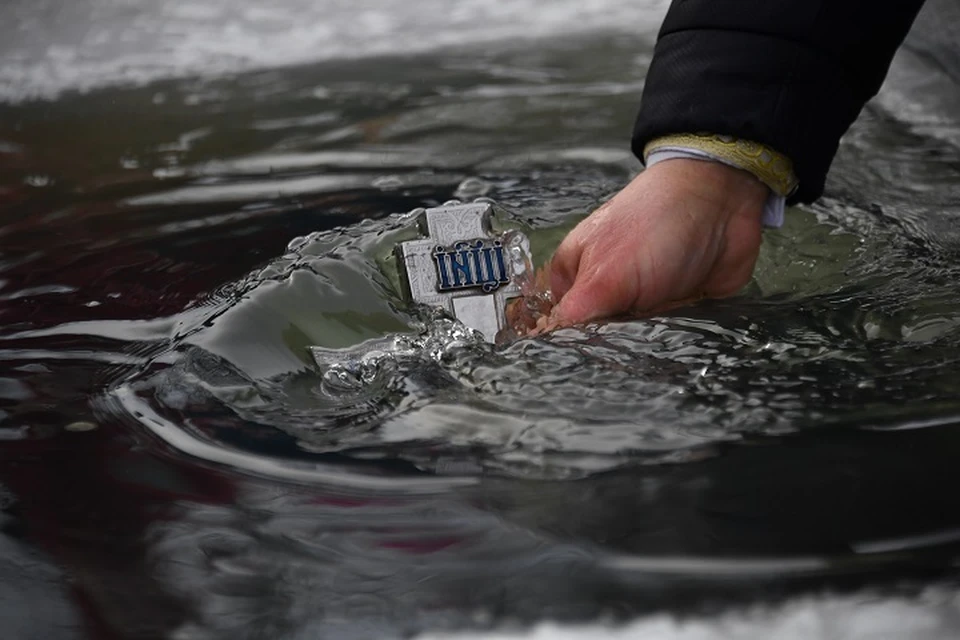 В Крещенскую ночь в ледяной воде искупали около полутора тысяч человек.