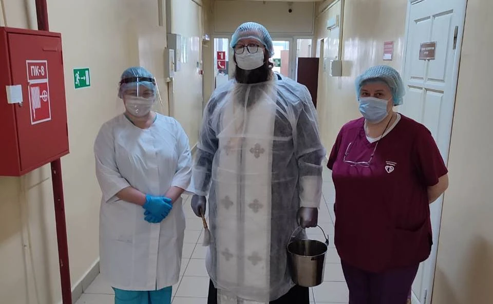Каждый священнослужитель старается одарить святой Крещенской водой тех, кто не может лично прийти в храм. Фото: Тверская и Кашинская епархия