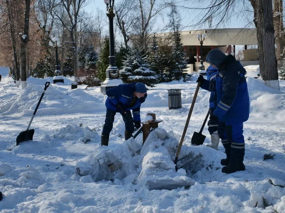 После проверки коммунальные службы возобновили уборку снега
