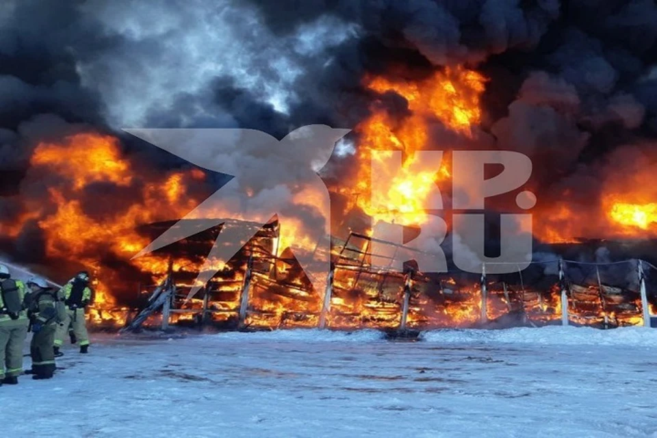 Пламя охватило торговые павильоны на Кировском рынке в Самаре