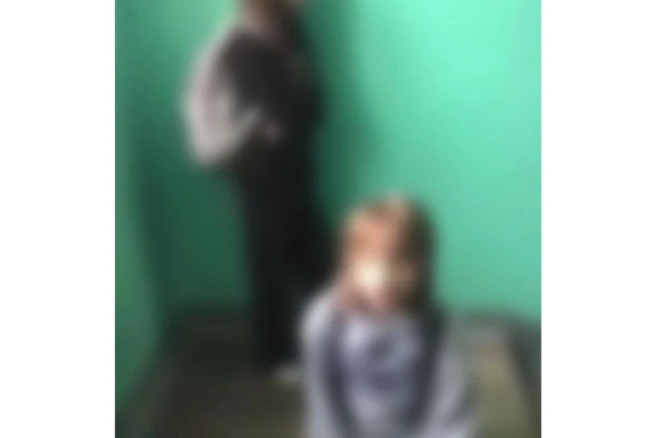 На видео видно, как девочку поставили на колени, после чего заехали ей ногой прямо по лицу. ФОТО: прокуратура Кировской области / скриншот видео «Злой кировчанин»