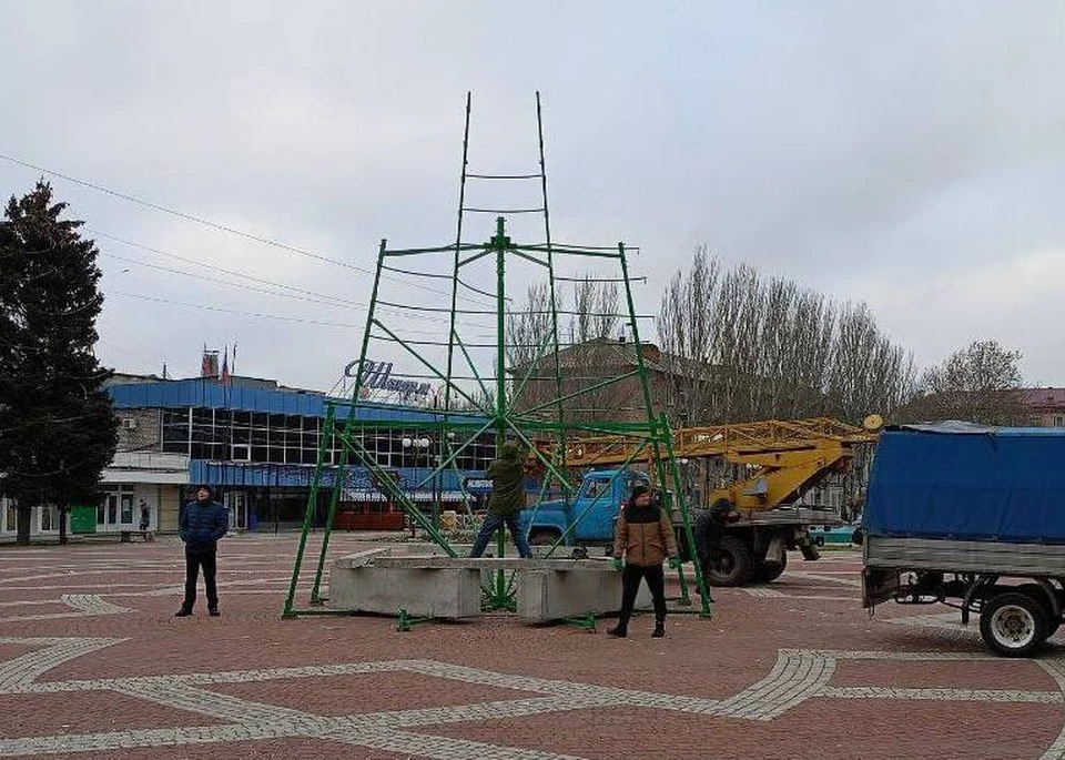 В Мелитополе демонтируют один из главных символов Нового года - елку. ФОТО: администрация Мелитополя