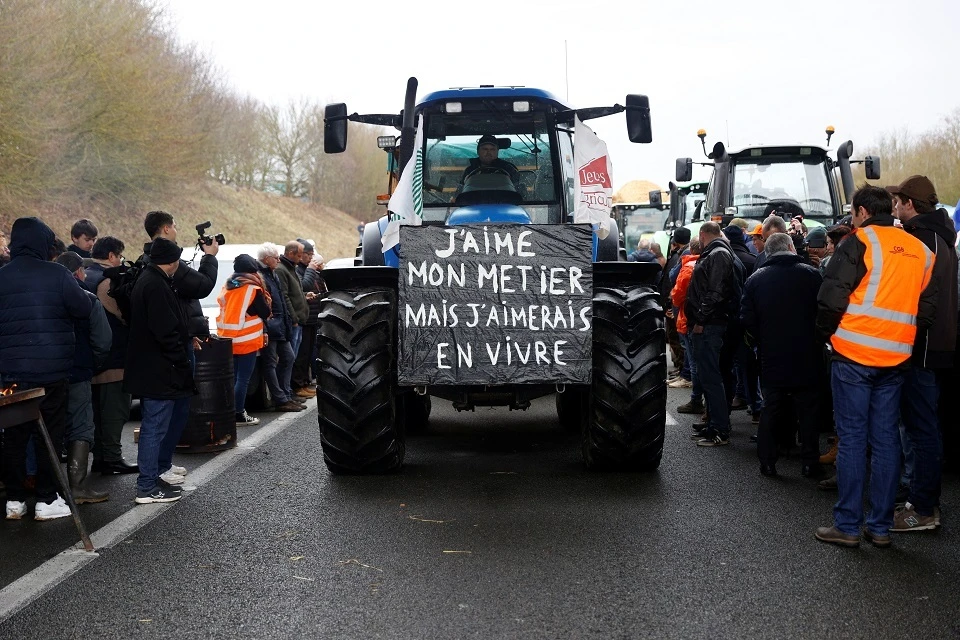 Французские фермеры начали блокировать трассы по всей стране