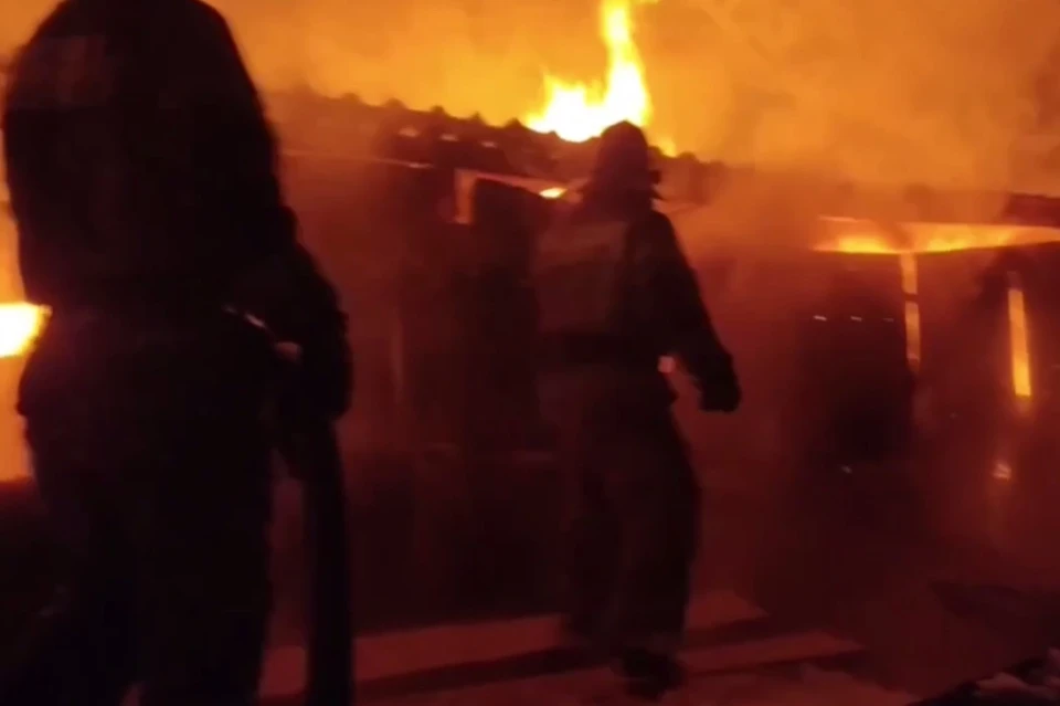 Пожар тушили 60 человек. Фото: МЧС России