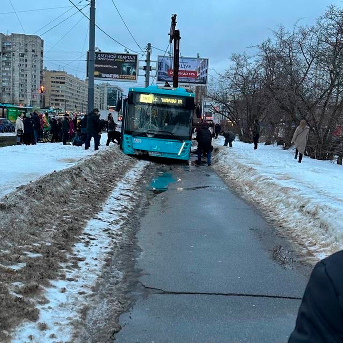 Попал под колеса и бился в конвульсиях»: Пассажирка рассказала о ДТП с  автобусом на Наличной улице в Петербурге - KP.RU