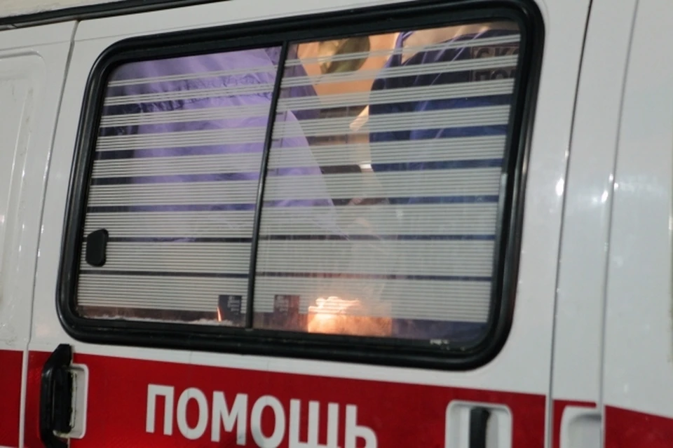Два человека находятся в больнице.