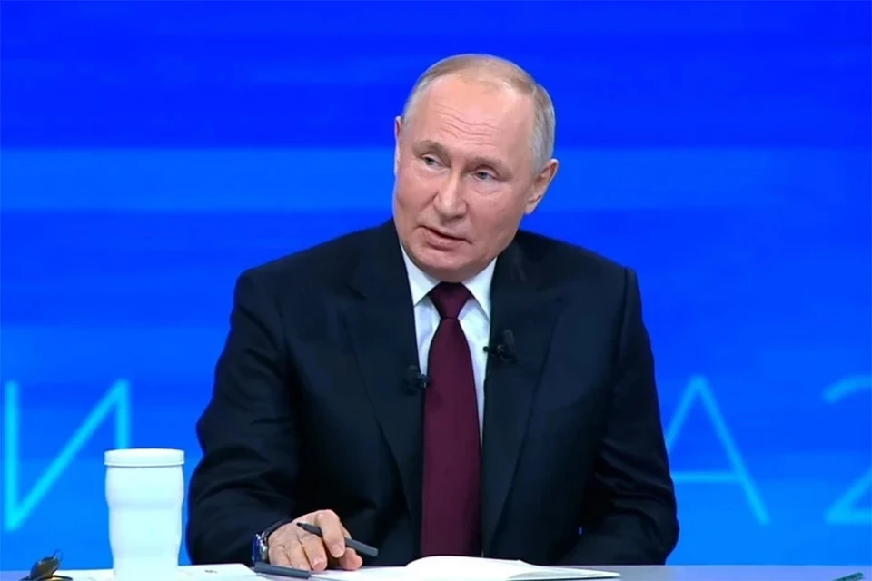 Владимир Путин поздравил студента-участника спецоперации с днем рождения и подарил часы. Фото: прямая трансляция президента