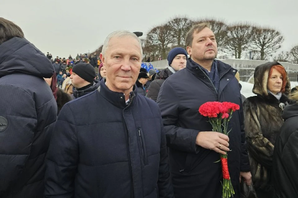 В Санкт-Петербурге Владимир Сальдо возложил цветы к монументу «Матери-Родины» Фото: ТГ-канал Владимира Сальдо