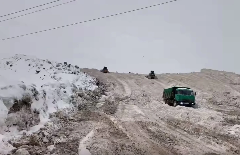 Самарцы удивляются: откуда на полигоне столько снега, если на улицах по-прежнему много внушительных сугробов