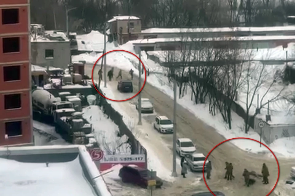 Десять человек в камуфляжах устроили массовую драку в Октябрьском городке. Фото: Я62.