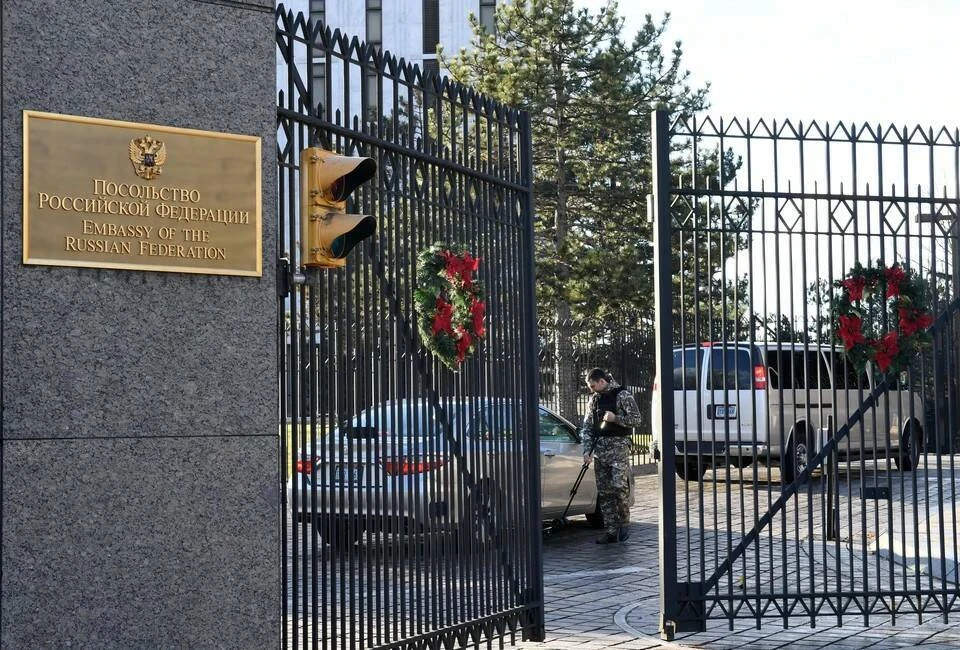 Автомобиль въехал в пост охраны российского посольства в Сеуле