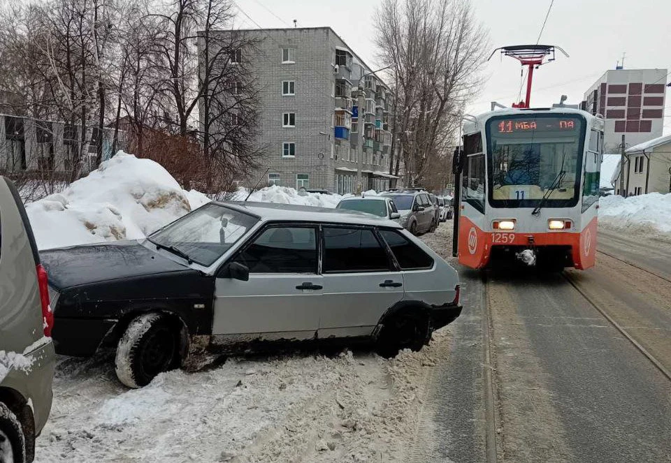В Ульяновске из-за автолюбителей за год электротранспорт простаивал 585 часов | ФОТО: телеграм-канал Трамвай | Троллейбус | Ульяновск
