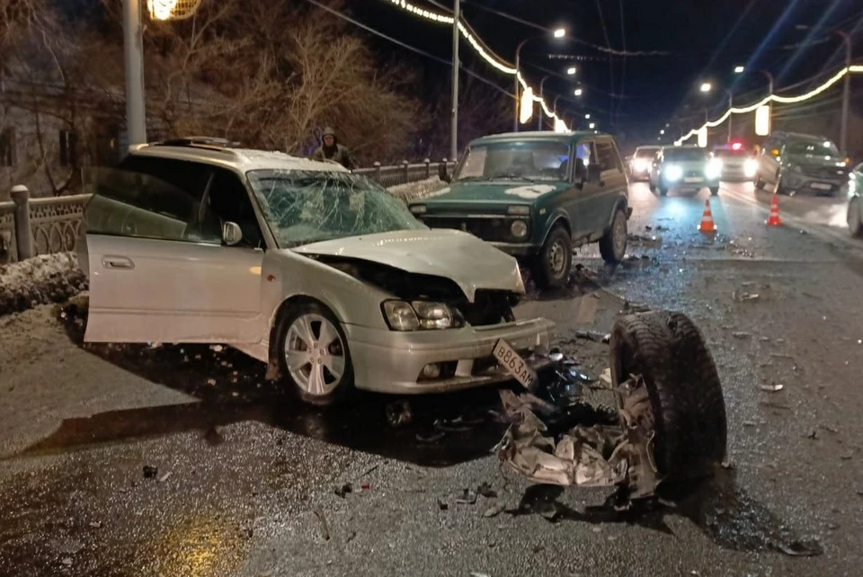 Джип вылетел на встречную полосу и протаранил два автомобиля. Фото предоставлено очевидцами