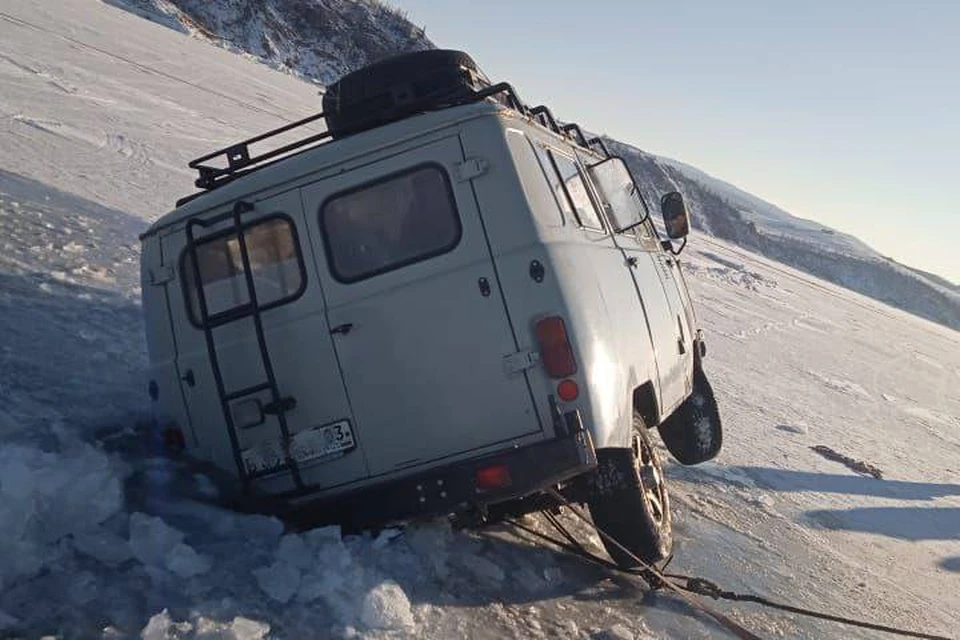 Автомобиль с туристами провалился в трещину во льду на Байкале