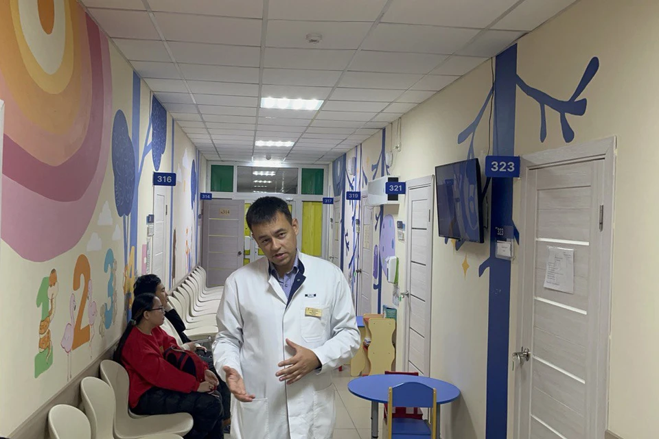 Экскурсию по кабинетам глазной больницы провел главврач Иван Луцкан. Фото: KP.RU