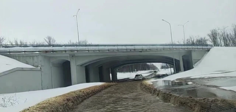 В Ульяновске съезд с Президентского моста затопило из-за коммунальной аварии | ФОТО: скриншот с видео