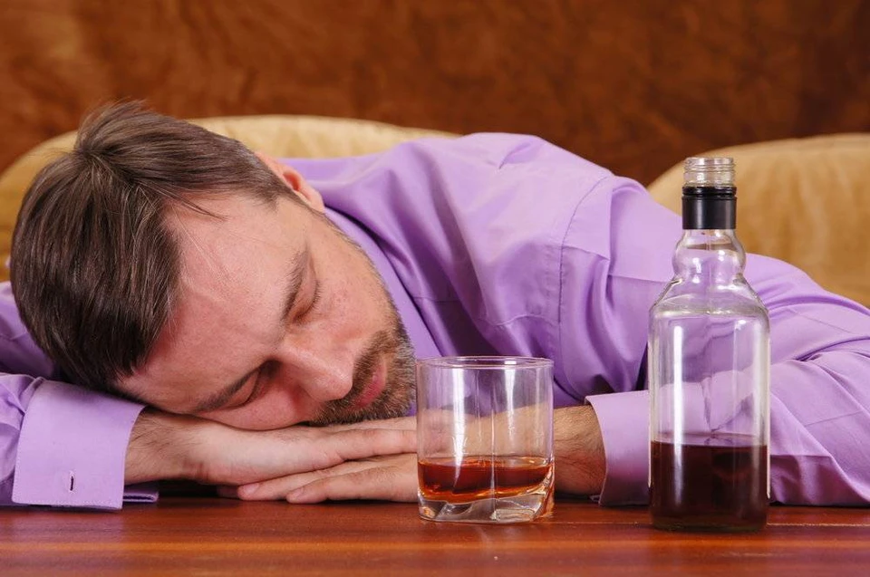 Алкоголь помогает заснуть быстрее, но при этом существенно снижает качество сна. Фото:соцсети
