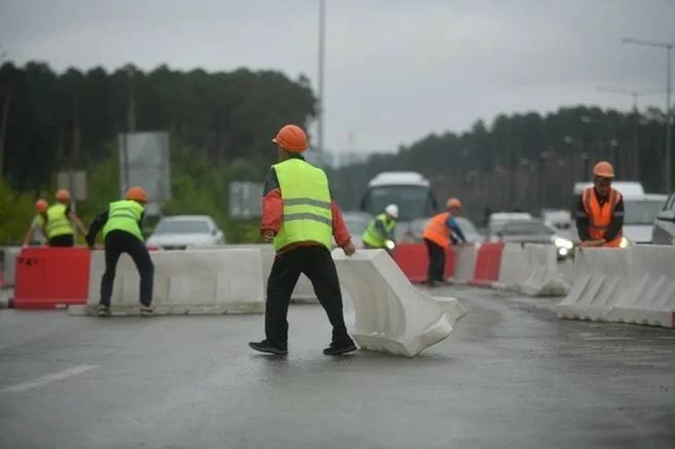 Дорожные службы в Ростове-на-Дону продолжают устранять дефекты асфальтобетонного покрытия
