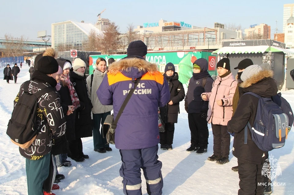 Дети рассказали новосибирцам, как правильно вести себя на льду замерзших рек и озер. Фото: ГУ МЧС по НСО