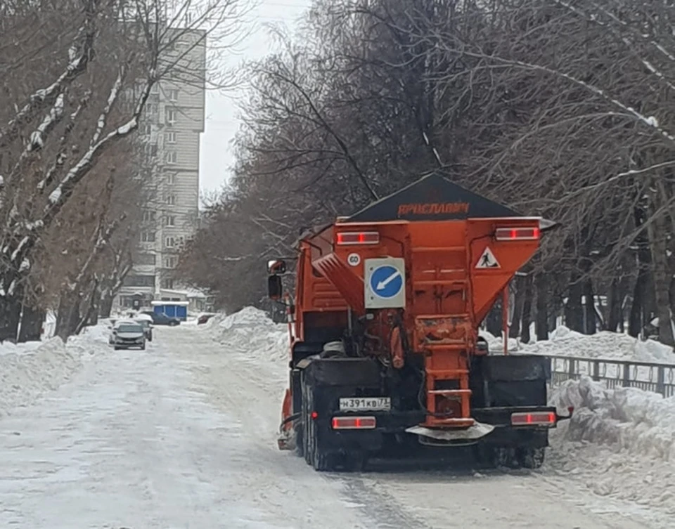 За ночь с ульяновских улиц вывезли 180 самосвалов снега. Фото администрация Ульяновска