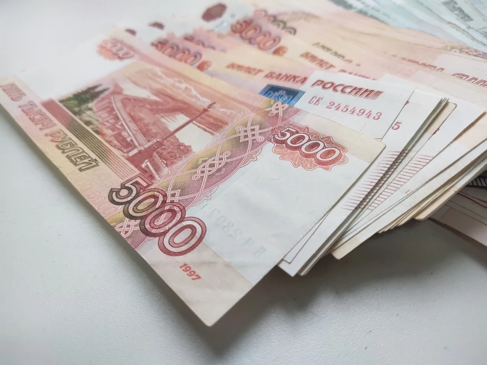 Средняя зарплата в регионе снизилась до 66 855 рублей