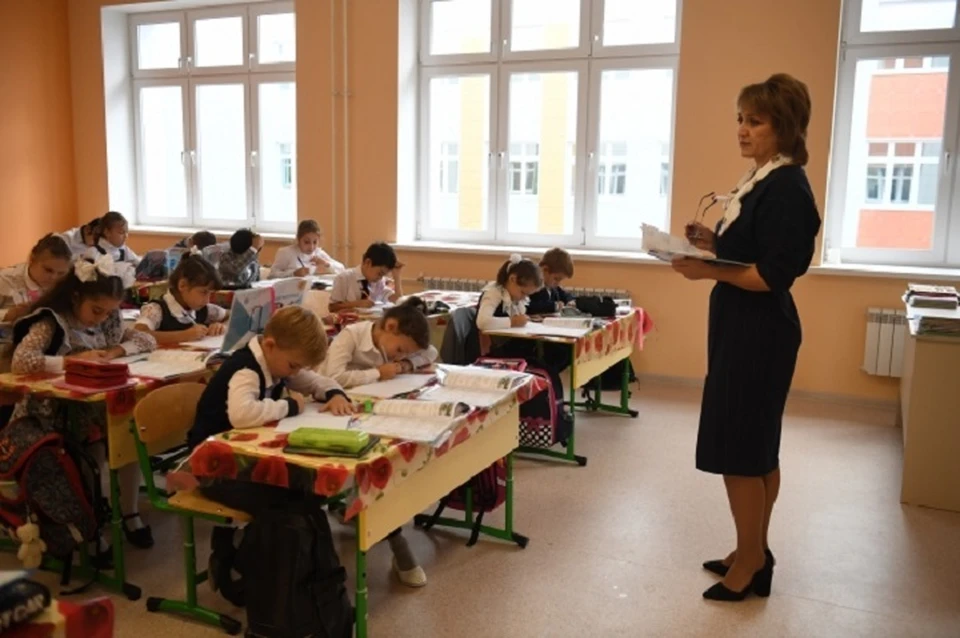 Министр образования и науки ЛНР Иван Кусов призвал жителей республики не верить фейкам о нападениях на школы