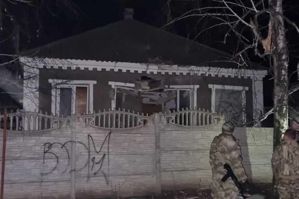 Беспилотник ВСУ попал в частный дом в ЛНР. Фото - военная комендатура ЛНР