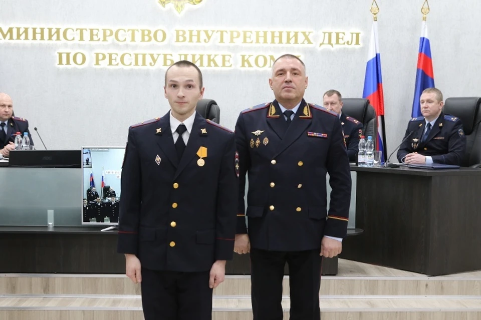 Полицейских, которые спасли загоревшегося в бытовке мужчину, наградили медалью МВД России. Фото: МВД по Коми.