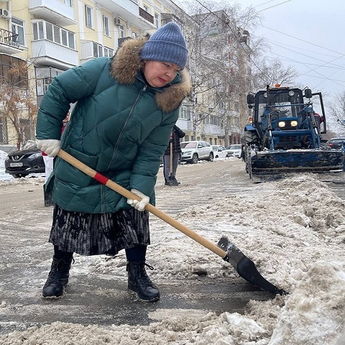 Чиновник, хватай лопату! В Самаре на грандиозную битву со снегом вышли всем  городом - KP.RU