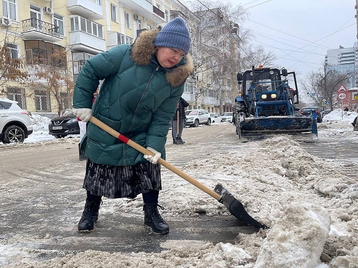 Чиновник, хватай лопату! В Самаре на грандиозную битву со снегом вышли всем  городом - KP.RU