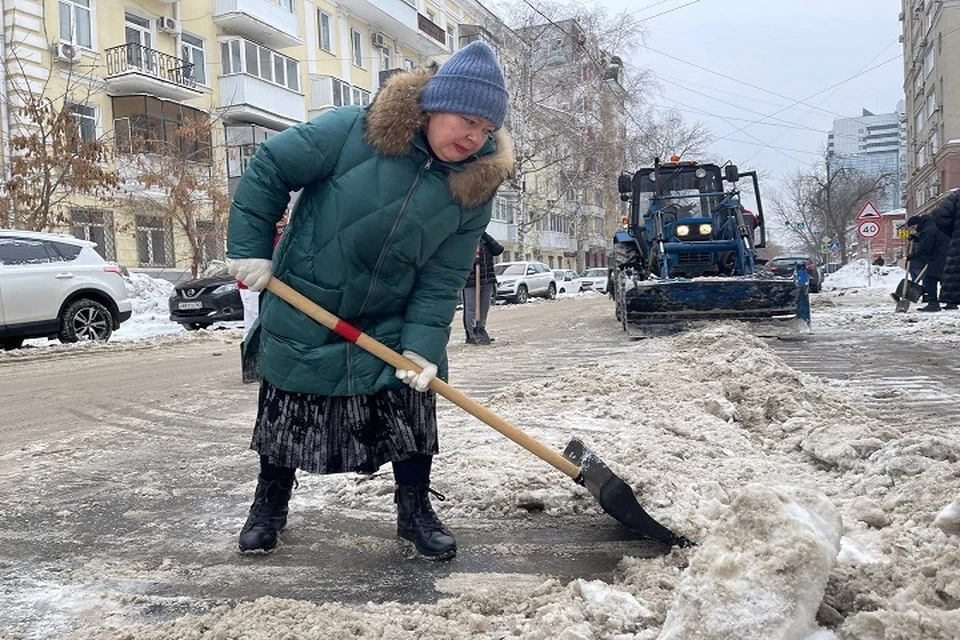 Поработать лопатой сегодня довелось главе Ленинского района Елене Бондаренко