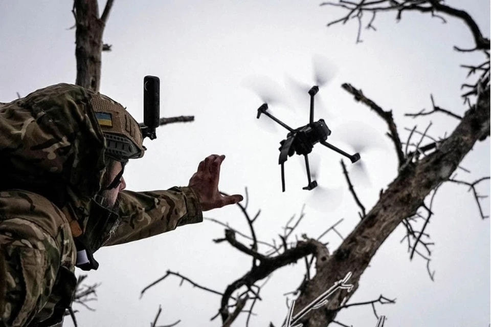 Российский боец спас товарищей, сбив украинский дрон обычной палкой