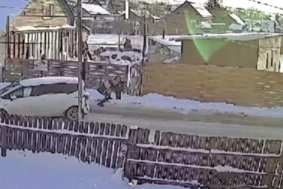 В Новосибирске ребенок шагнул под колеса автомобиля. Фото: стоп-кадр из видео АСТ-54 Black