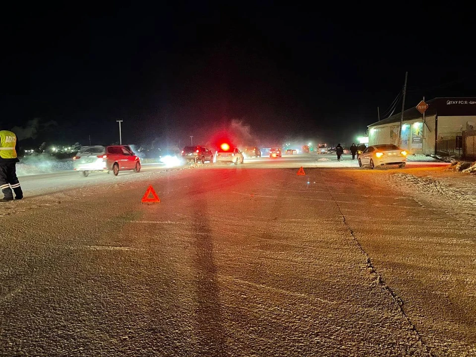 Водитель Toyota Vitz сбил 44-летнего пешехода, который переходил дорогу в неположенном месте. Фото: пресс-служба ГИБДД Якутии
