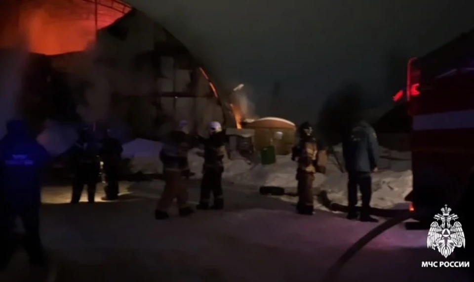 В Рыбинске ночью больше 20 спасателей тушили горящий ангар