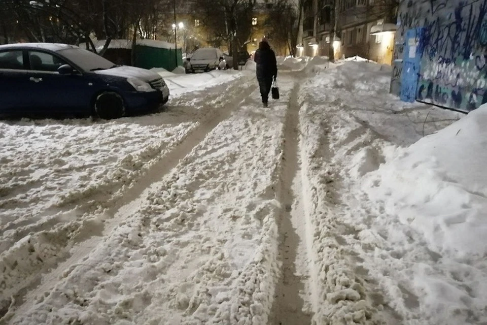 Директор ДГХ Ярославля объяснил, что почему завалены снегом межквартальные проезды и остановки.