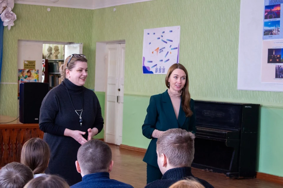 Донецкий драмтеатр провел мастер-классы для школьников. Фото: Донецкий драмтеатр