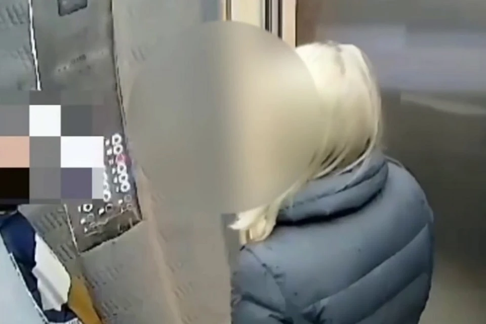 Женщина накинулась на школьника в лифте. Фото: скриншот видео