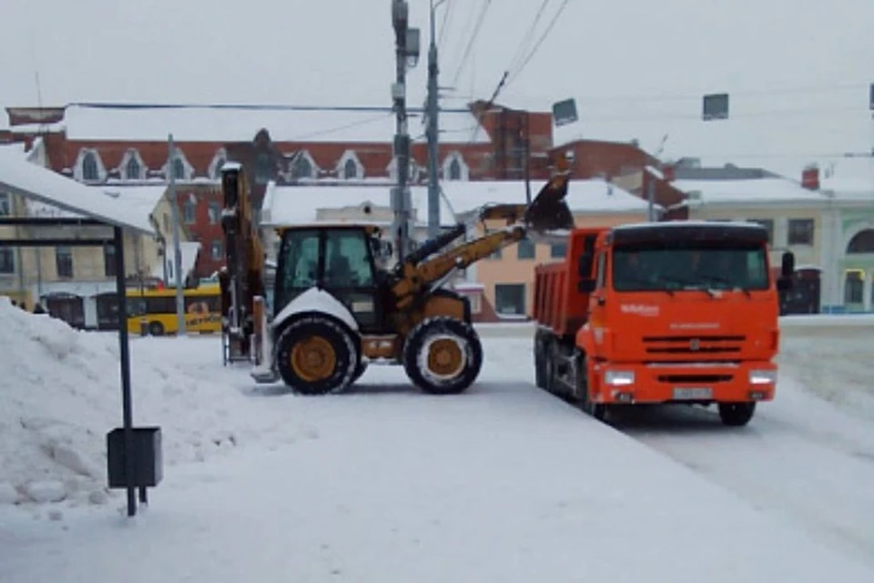 В Ярославле расчищают дороги после ночного снегопада