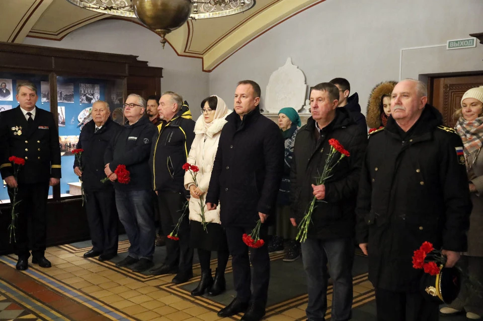 После панихиды к месту упокоения флотоводца возложили цветы. Фото: Музей обороны Севастополя