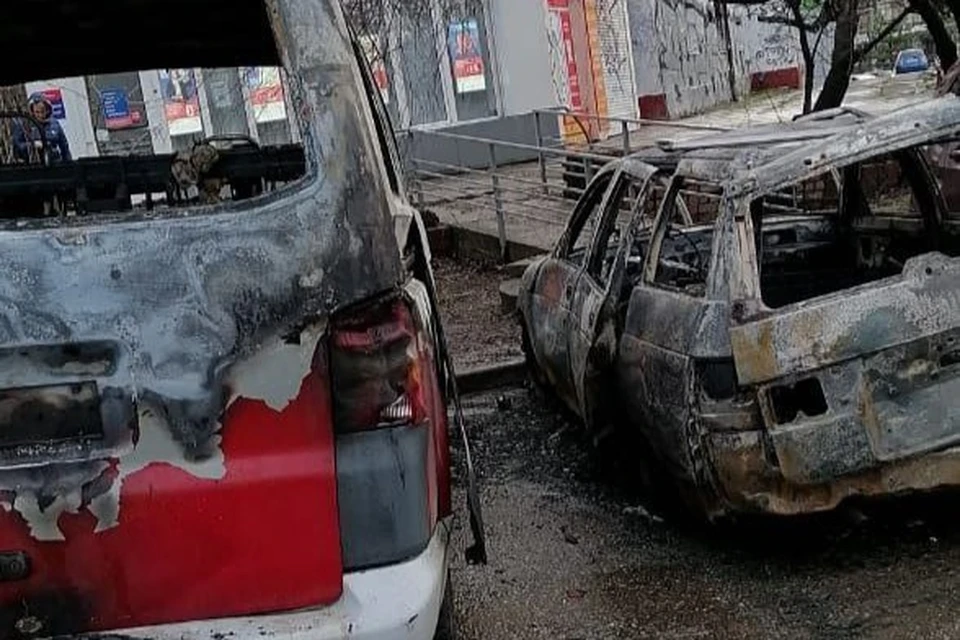 Автомобили сгорели по улице Российской Фото: t.me/bvk_mkr_vostochka