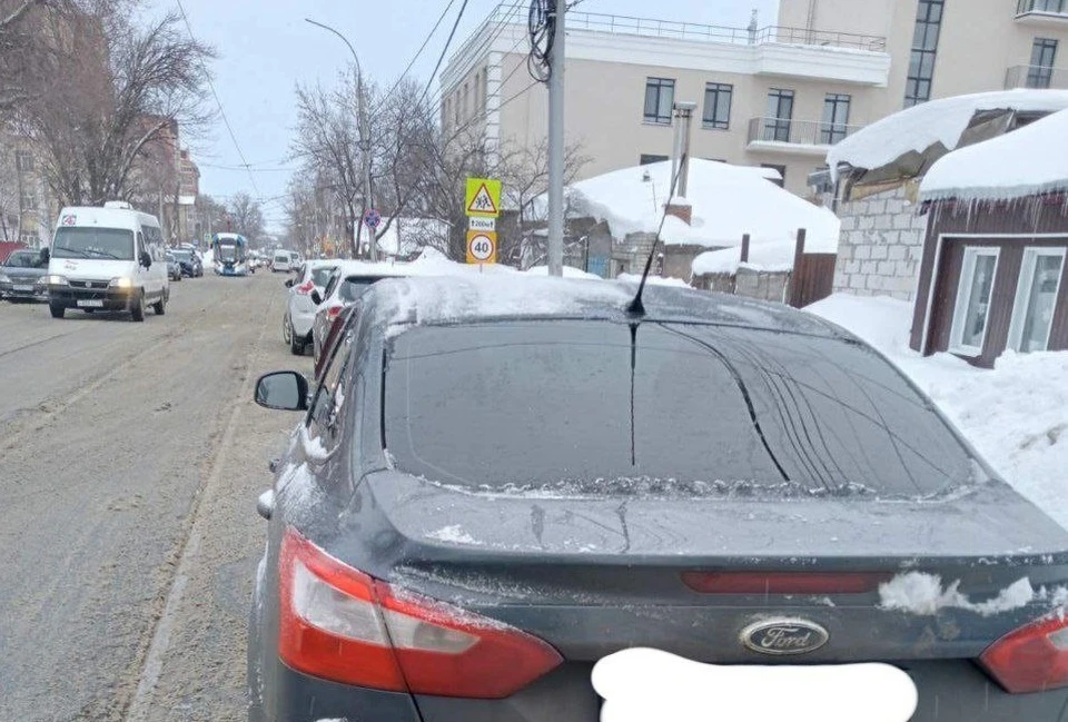 Из-за неправильно припаркованных автомобилей сегодня несколько раз вставали трамваи на улице Радищева. Фото телеграм-канал УЭТ