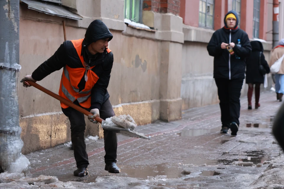 13 тысяч тонн реагентов высыпали на скользкие улицы Петербурга за неделю.