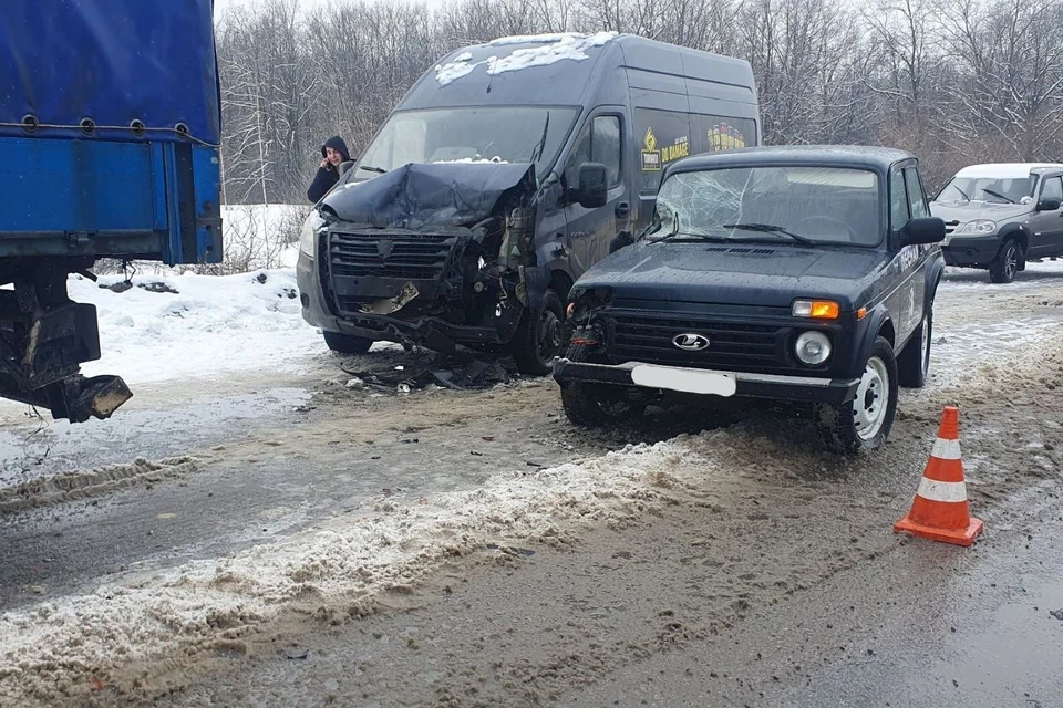 Водитель и пассажир «Нивы» пострадали в тройном ДТП с ГАЗ и фурой под Липецком