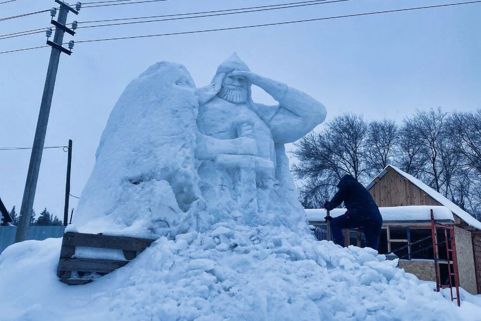 Ульяновский снежный скульптор создал в Новоспасском многометрового богатыря | ФОТО: телеграм-канал Телеканал СФЕРА-ТV Новоспасское