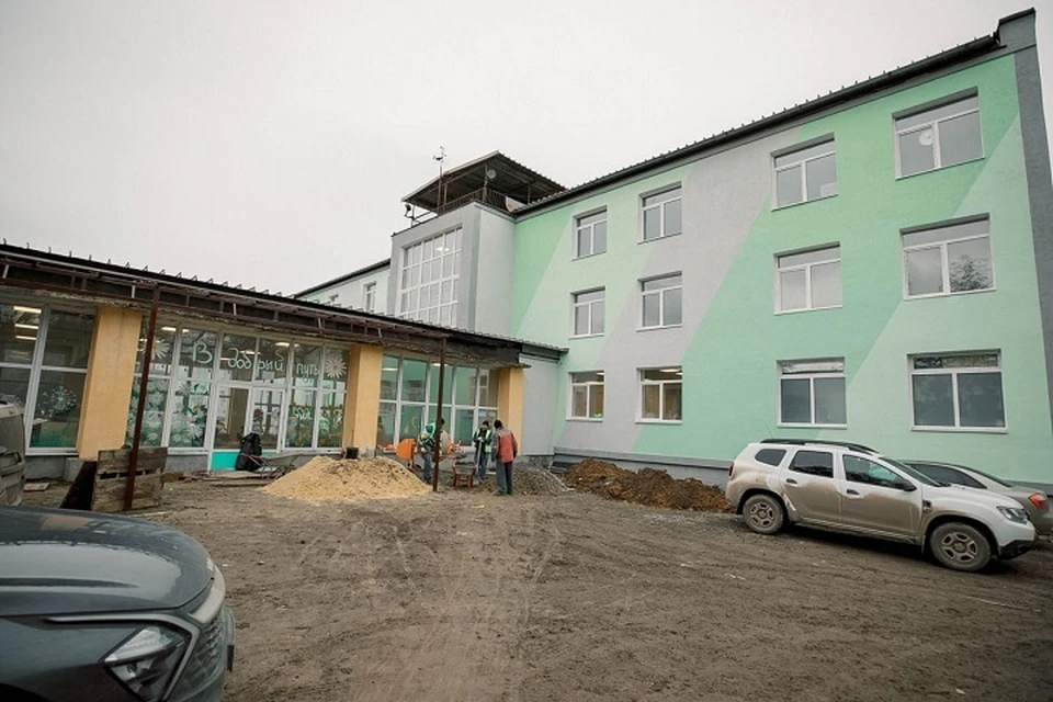 Глава Мариуполя проверил ремонт школы и детского сада в Ильичевском районе. Фото: ТГ/Моргун