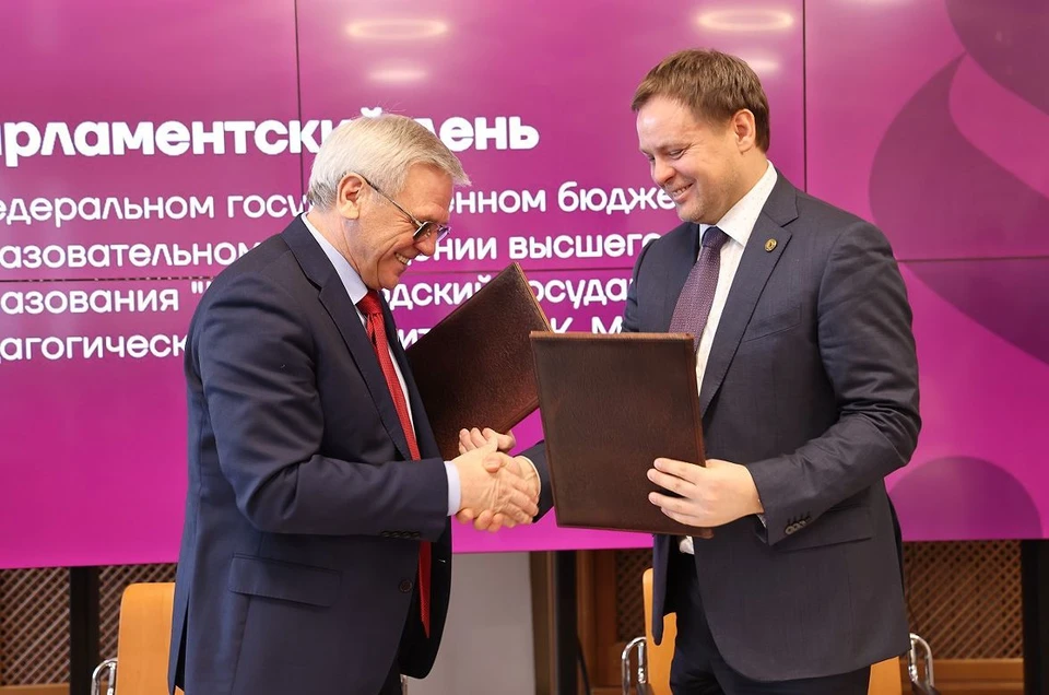 Соглашение о сотрудничестве между Законодательным Собранием и Мининским университетом подписали Евгений Люлин и Виктор Сдобняков.