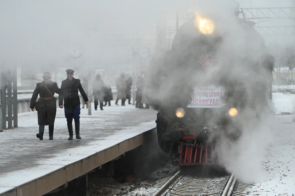 Прибытие первого поезда в Ленинград после снятия блокады воссоздали на Финляндском вокзале.