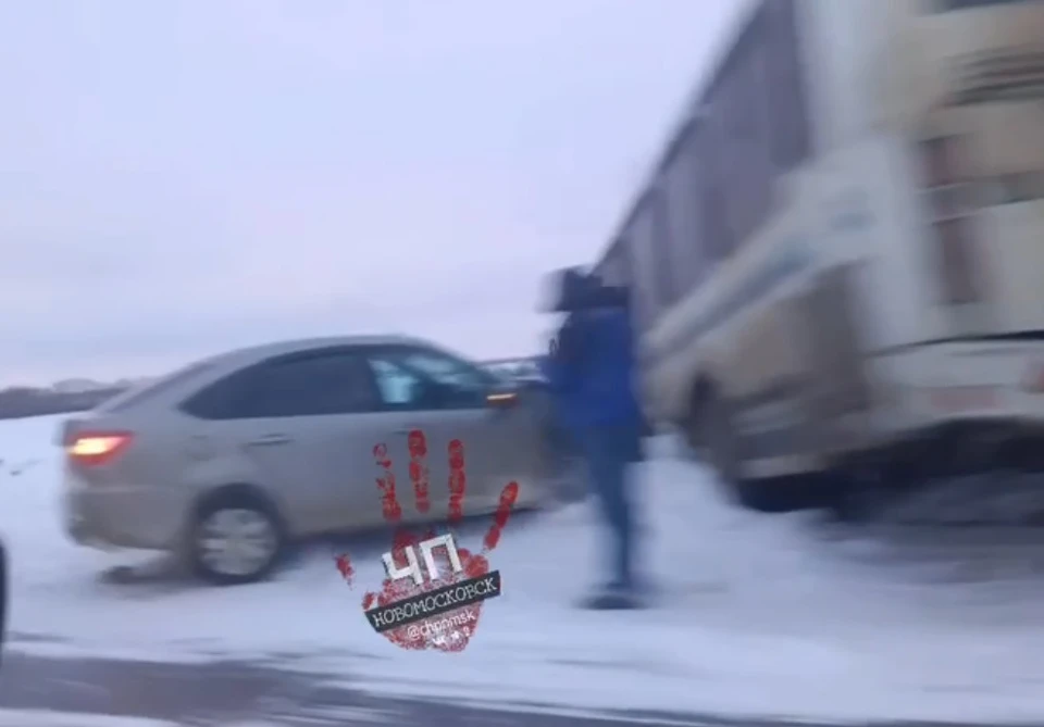 На трассе в Новомосковском районе легковушка столкнулась с пассажирским автобусом. Фото: «ЧП Новомосковск».