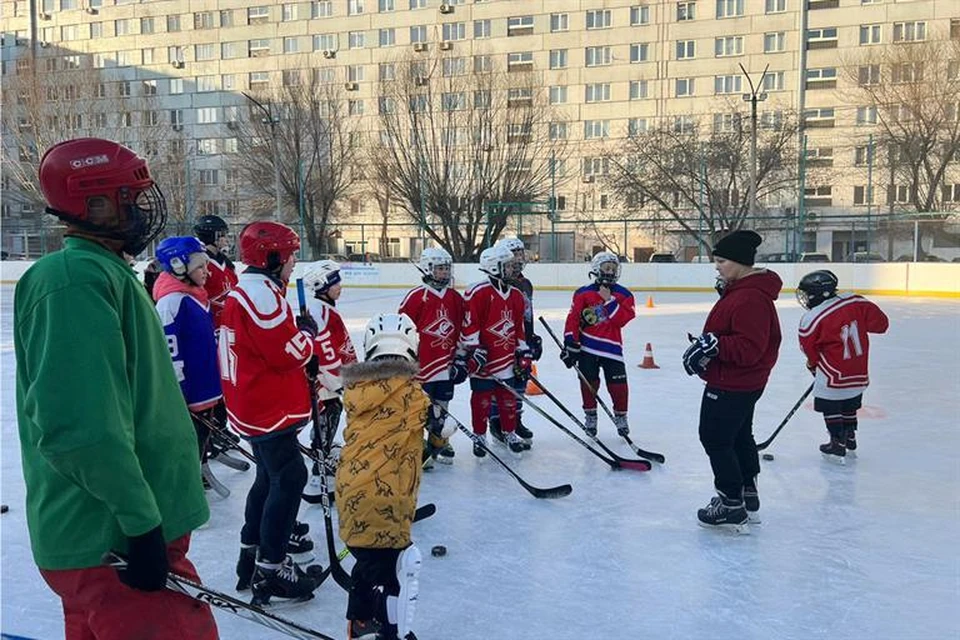 Наталья Стус занимается на площадке с юными хоккеистами. Фото: пресс-служба администрации Красноярска